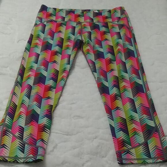 Fabletics Wild Print Capri Leggings M Polyester Stretch - Picture 3 of 11